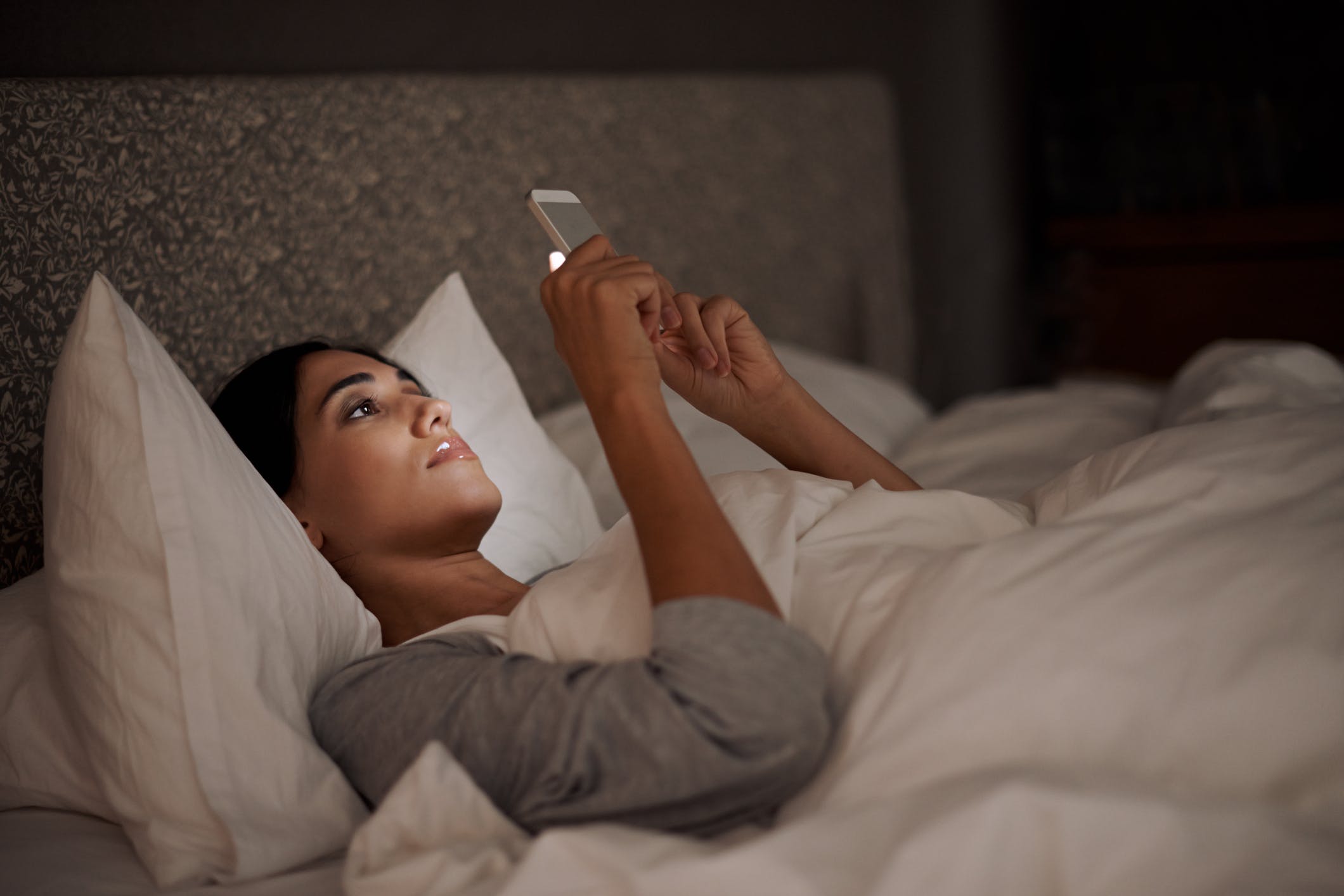 3 Serious Reasons to Stop Using Your Smartphone at Night 3 Serious Reasons to Stop Using Your Smartphone at Night